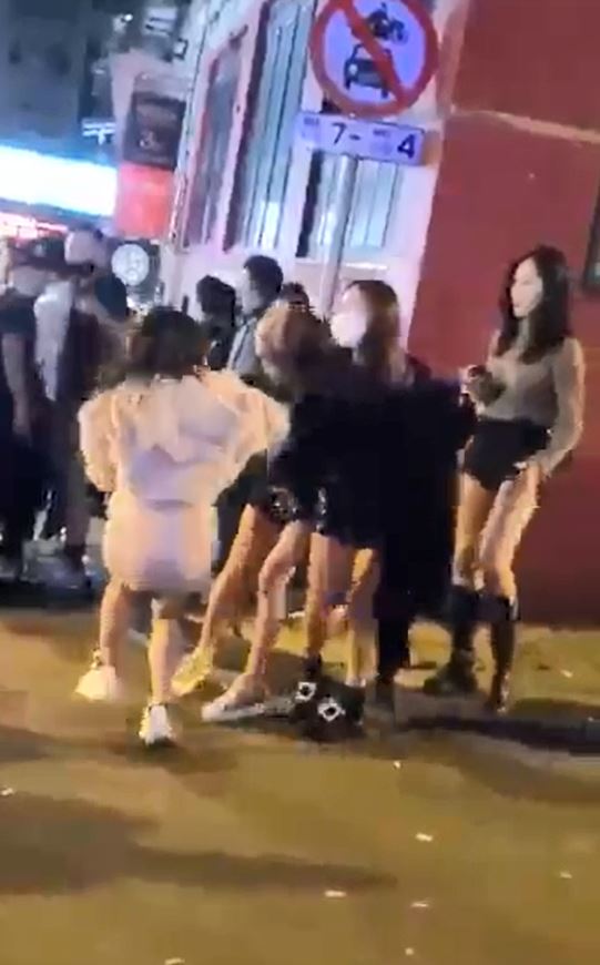 數名女子在街頭推撞及扯頭髮。網上片段截圖