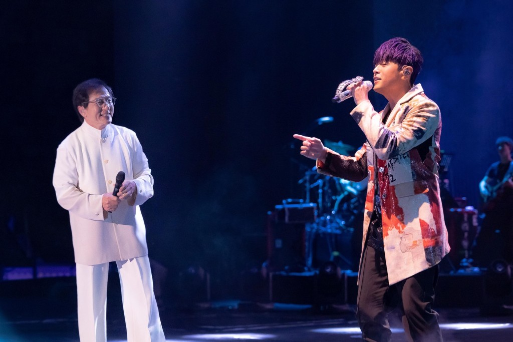 成龙又为周杰伦在天津举行的《嘉年华世界巡回演唱会》担任嘉宾。