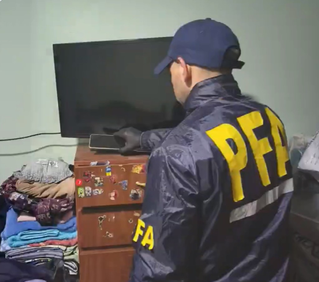 警方查扣了兩部手機以及其用於偽裝的面具。X@PFAOficial 警方查扣了兩部手機以及其用於偽裝的面具。X@PFAOficial