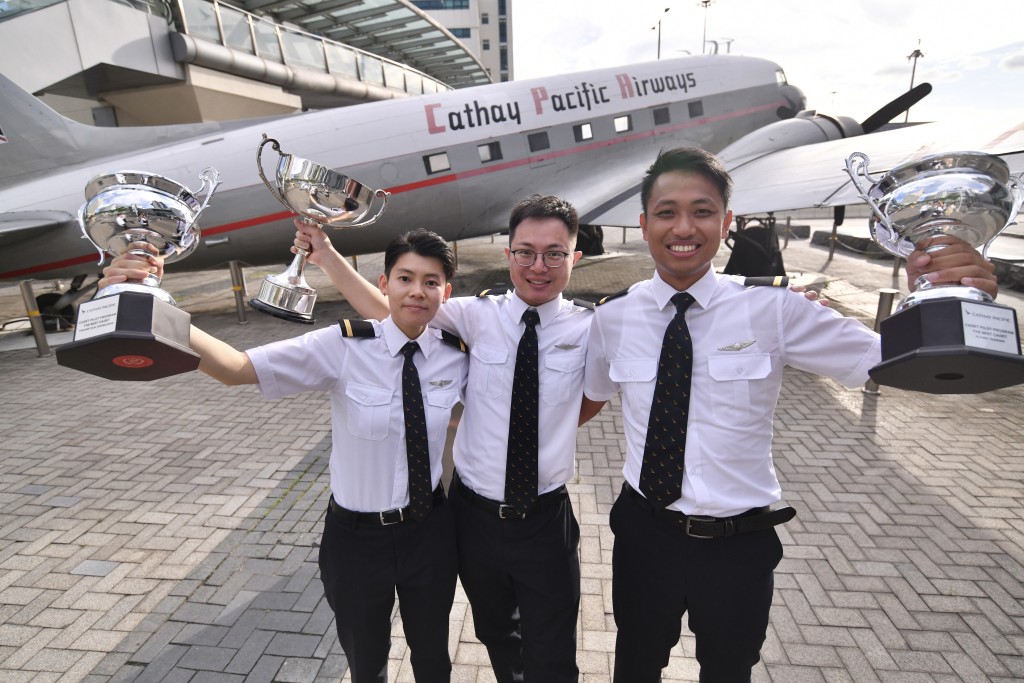 國泰航空見習機師畢業典禮，三位得獎見習機師接受訪問(左起：陳嘉儀、關立、徐耀鴻)。陳極彰攝