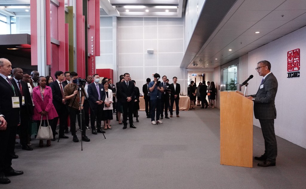 胡英明迎接多名抵港的海外反貪機構代表。