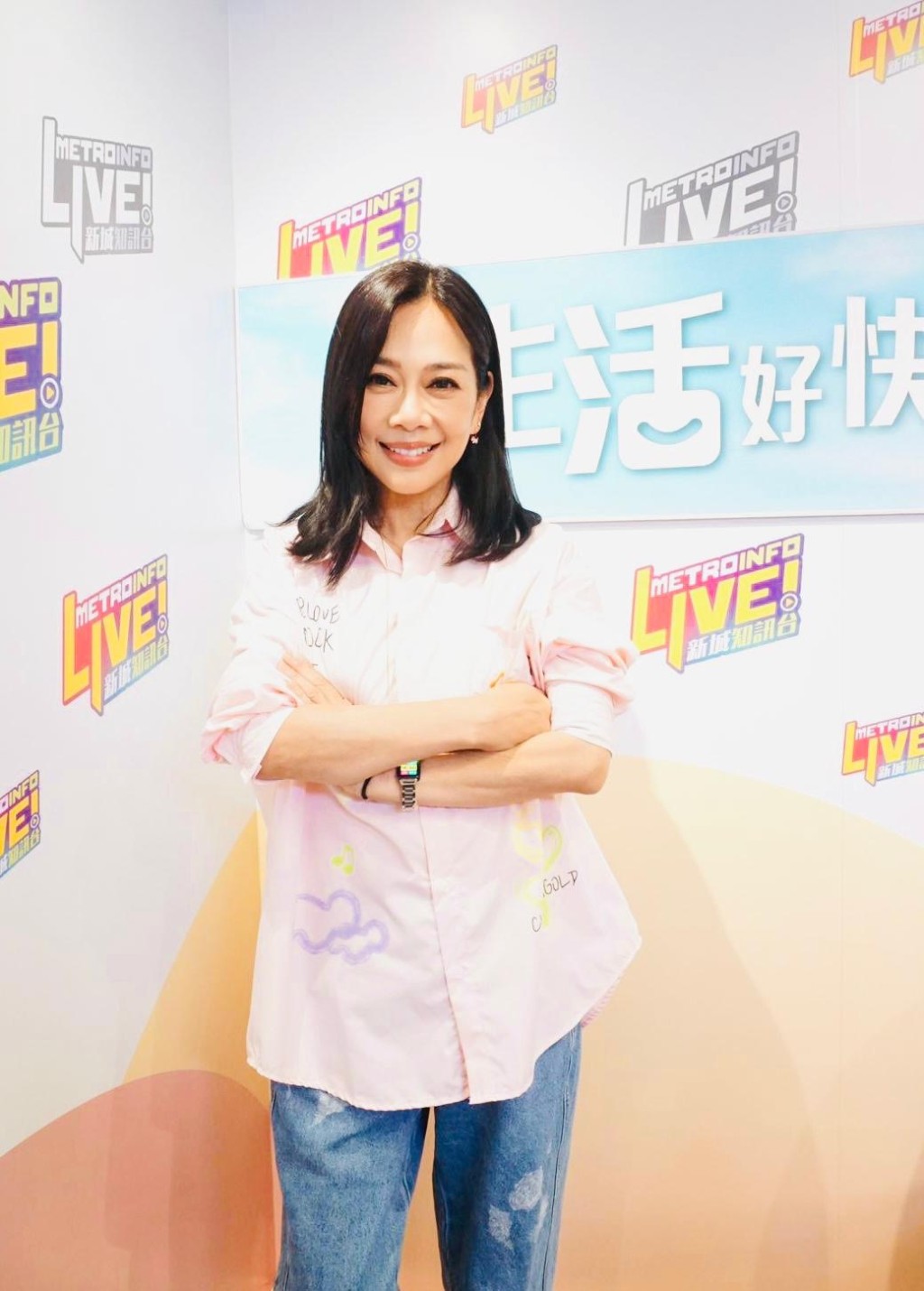 松松透露新歌的內容是以她的歷練為主題,形容是嘔心瀝血之作。 松松透露新歌的內容是以她的歷練為主題,形容是嘔心瀝血之作。