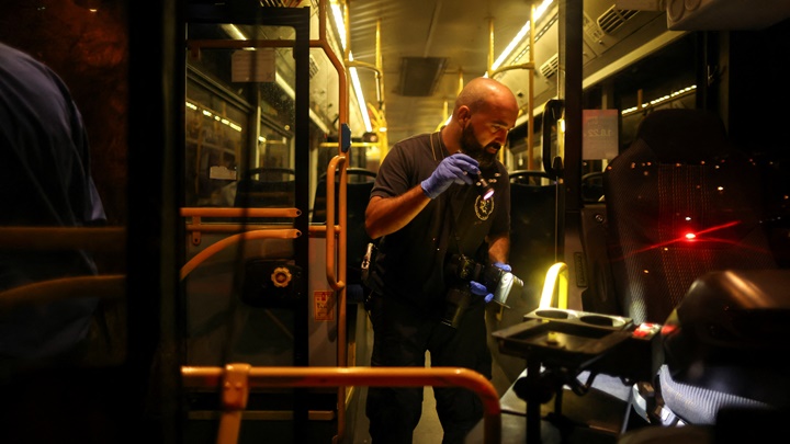 耶路薩冷一輛巴士遭槍擊導致8傷，警方在到車上進行調查。AP圖片