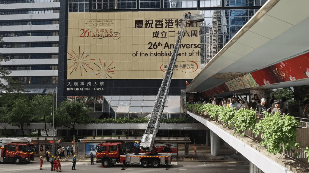 灣仔入境事務大樓吊船疑故障 兩工人被困半空 告士打道部分行車線封閉
