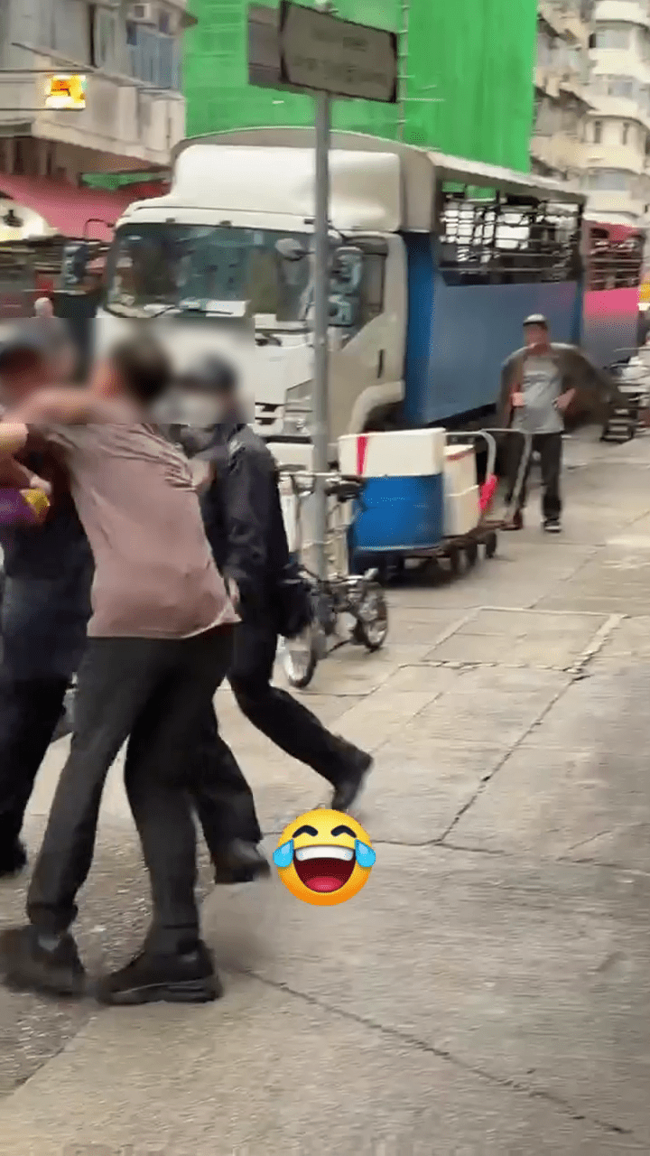 雙方糾纏20多秒後,涉案男子突然用力,將男職員推倒在地。 雙方糾纏20多秒後,涉案男子突然用力,將男職員推倒在地。