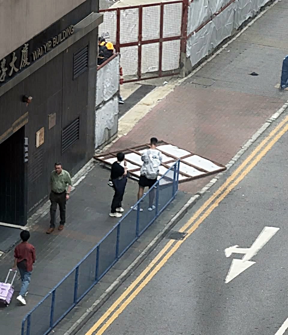 涉事鐵閘橫亘在行人路。網圖 涉事鐵閘橫亘在行人路。網圖