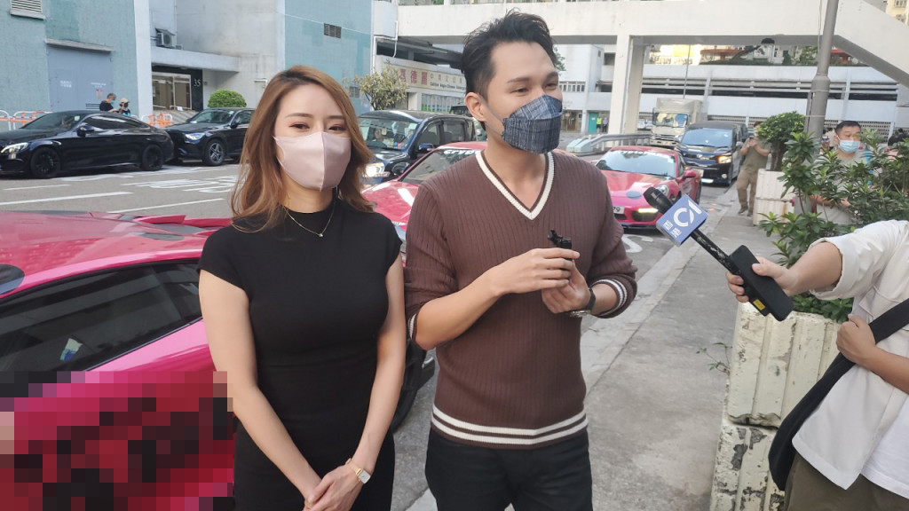 加密豹CEO陈小龙（右）连同女子当日一同出面就事件致歉。（资料图片）