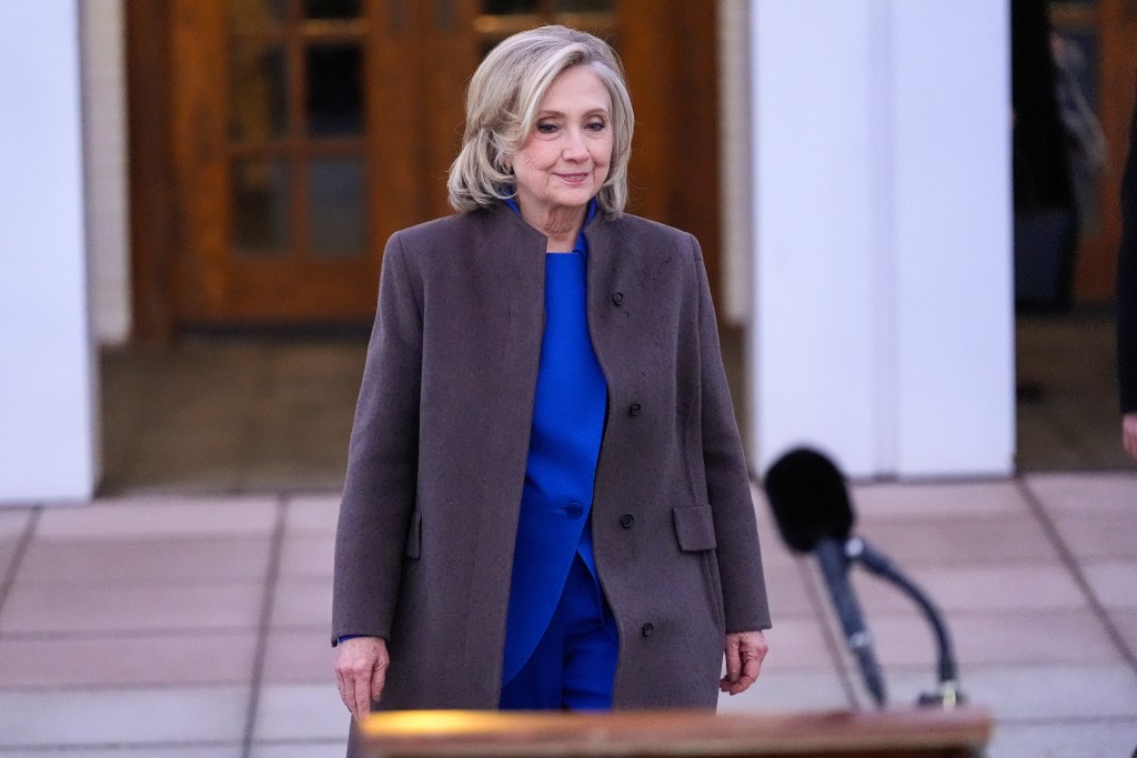 希拉里完成聽證會後見記者。美聯社 希拉里完成聽證會後見記者。美聯社