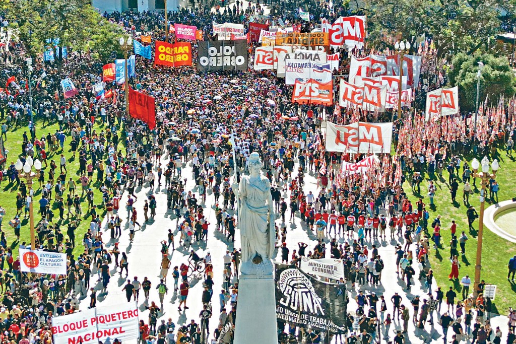 大批示威者在布宜诺斯艾利斯市中心的五月广场游行，抗议总统米莱的紧缩经济政策。