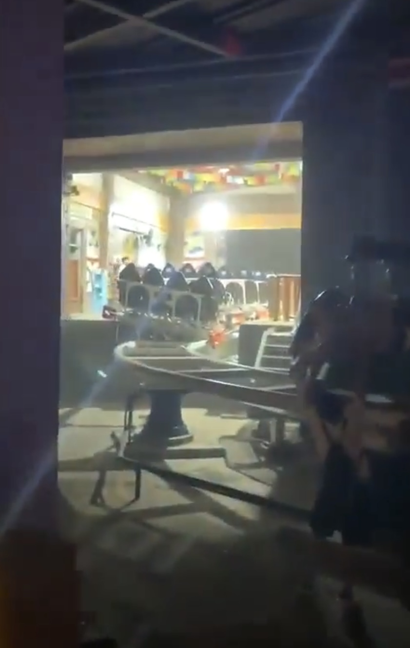 现场影片显示，前车最后一排椅子被撞歪。