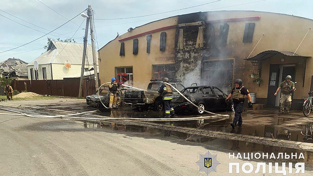 烏克蘭東部城鎮遭俄軍火箭攻擊。美聯社