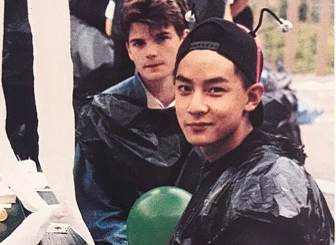 吴彦祖（右）早前晒出中学青涩旧照，被冯德伦取笑似穿垃圾胶袋。
