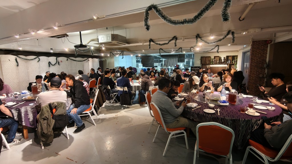 场内座无虚席，多名食客大块朵颐。黄文威摄