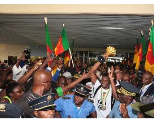 喀麦隆国家队凯旋回国。