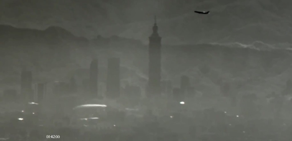 解放軍東部戰區在微博貼出無人機飛過台北101的影片。 解放軍東部戰區在微博貼出無人機飛過台北101的影片。