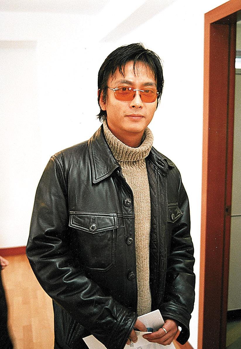 謝君豪在1993年成為香港話劇團的首席演員。