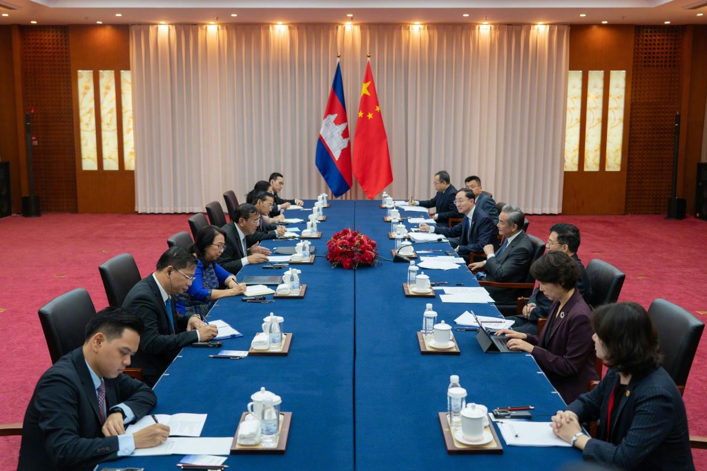 王毅與柬埔寨副總理兼外交大臣布拉索昆會面。 外交部