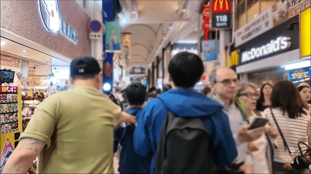 陸恩英叫喊沒反應,伸手抓「撞人男」。 Youtube / MadBro 陸恩英叫喊沒反應,伸手抓「撞人男」。 Youtube / MadBro