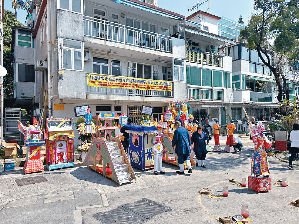 ■道士在凶屋前空地畫上圓形陣，並擺放衣紙等祭品。