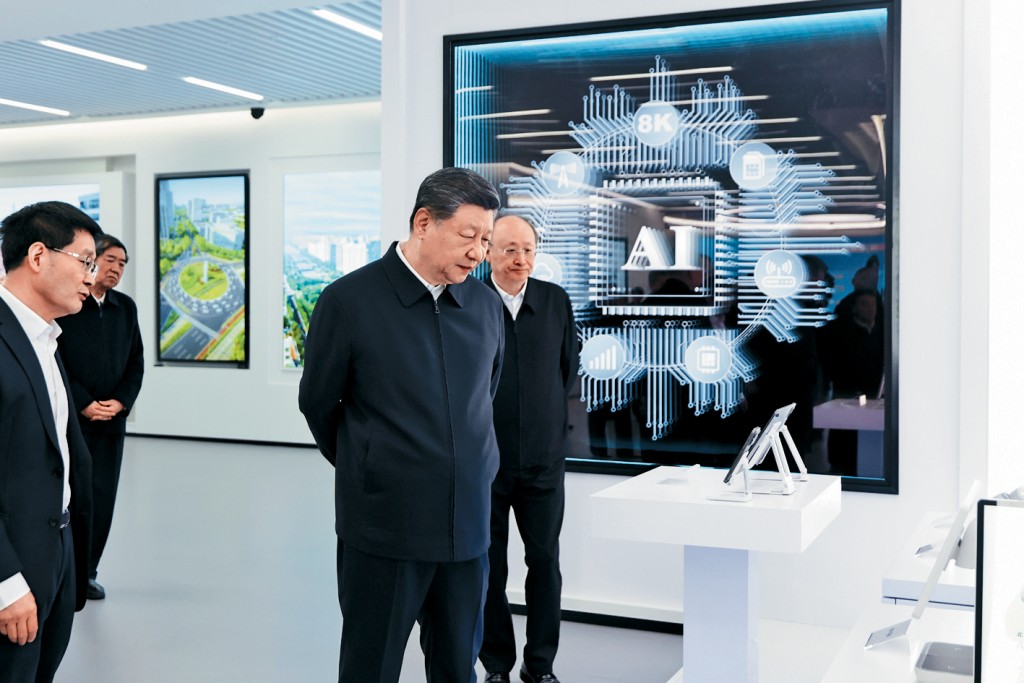 2月9日，習近平在北京亦莊國家信創園，了解科技創新成果展示。