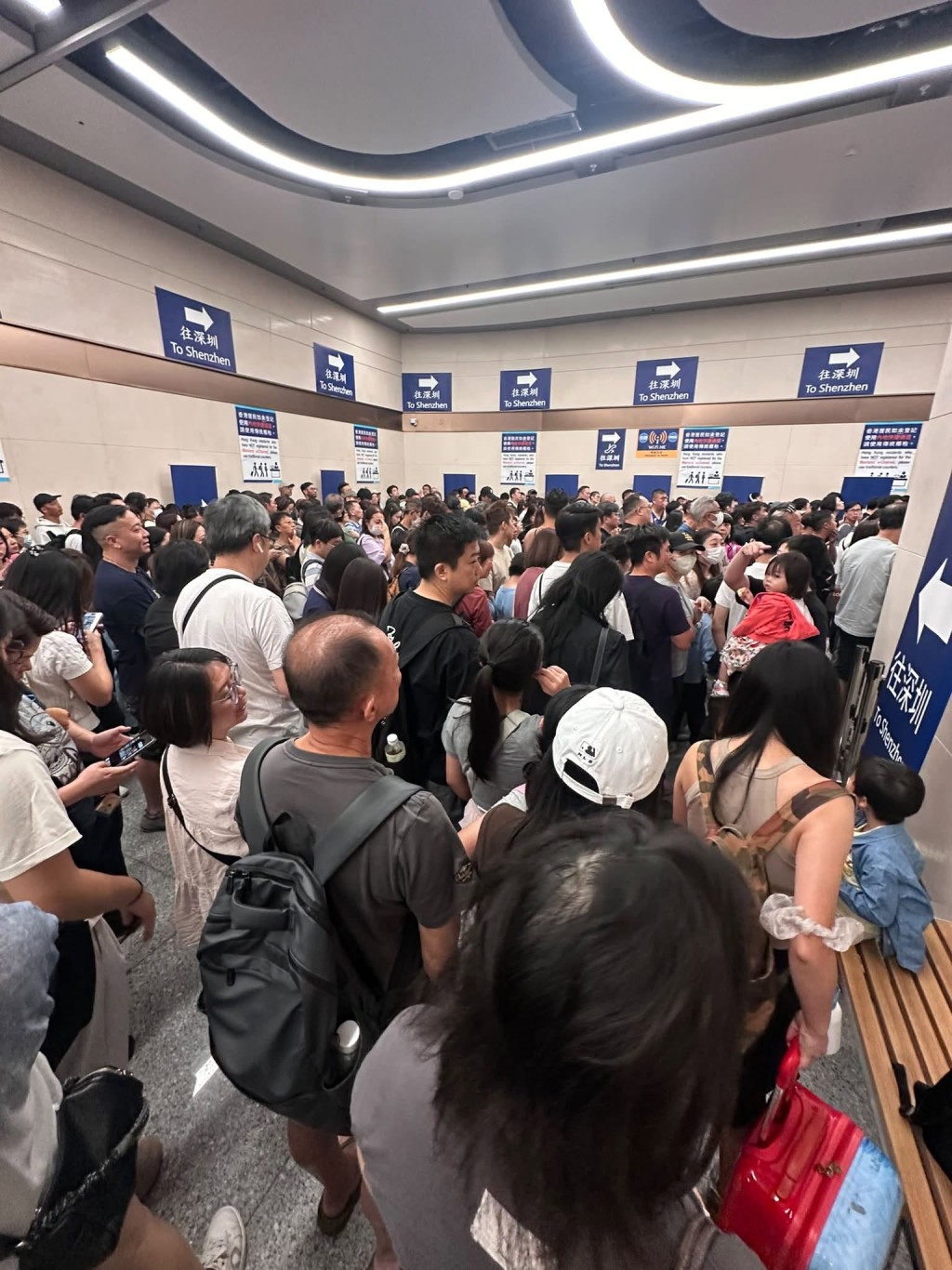 新皇崗口岸人潮逼爆。網上圖片