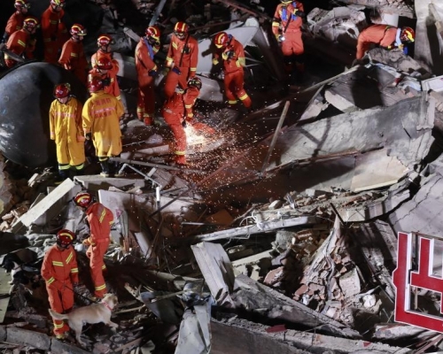 上海市嘉定區一棟正在拆卸的樓房昨日倒塌。