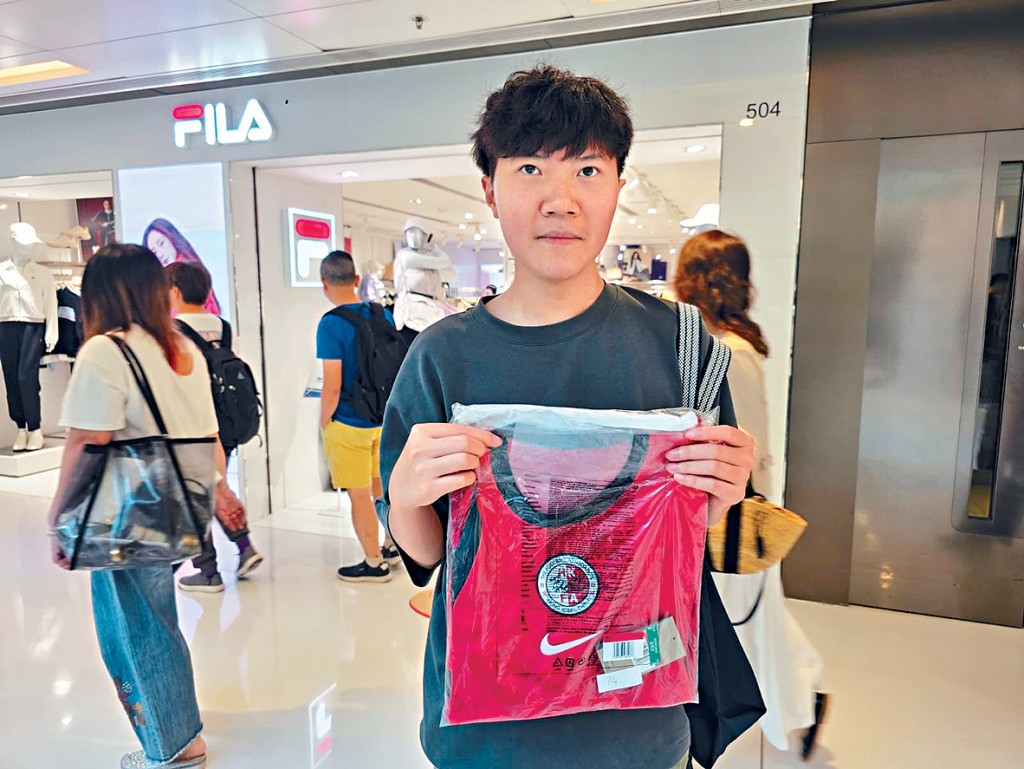 曾先生排了3個半小時買得港隊球衣。