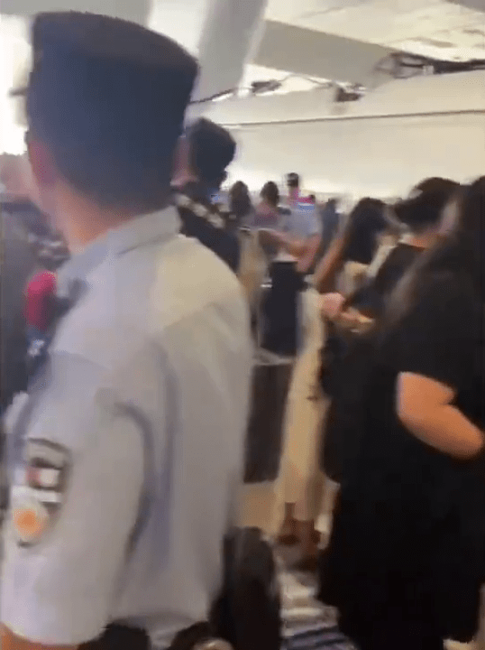 事發後杭州東站月台擠滿旅客及工作人員。 事發後杭州東站月台擠滿旅客及工作人員。