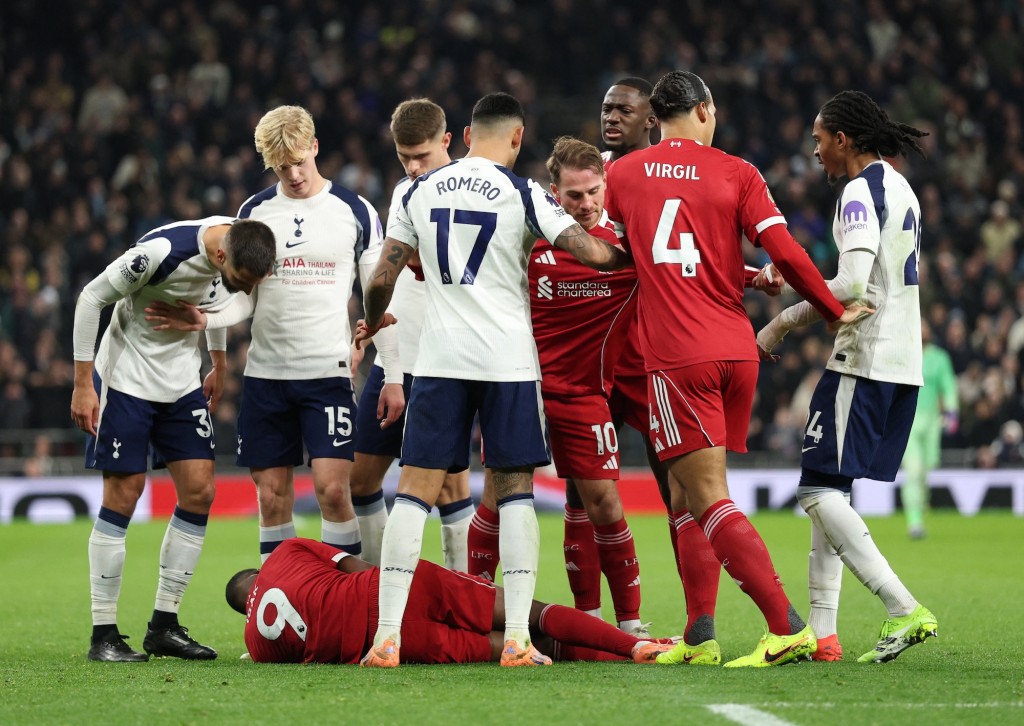 伊沙克射門後被雲達雲夾中腳。路透社