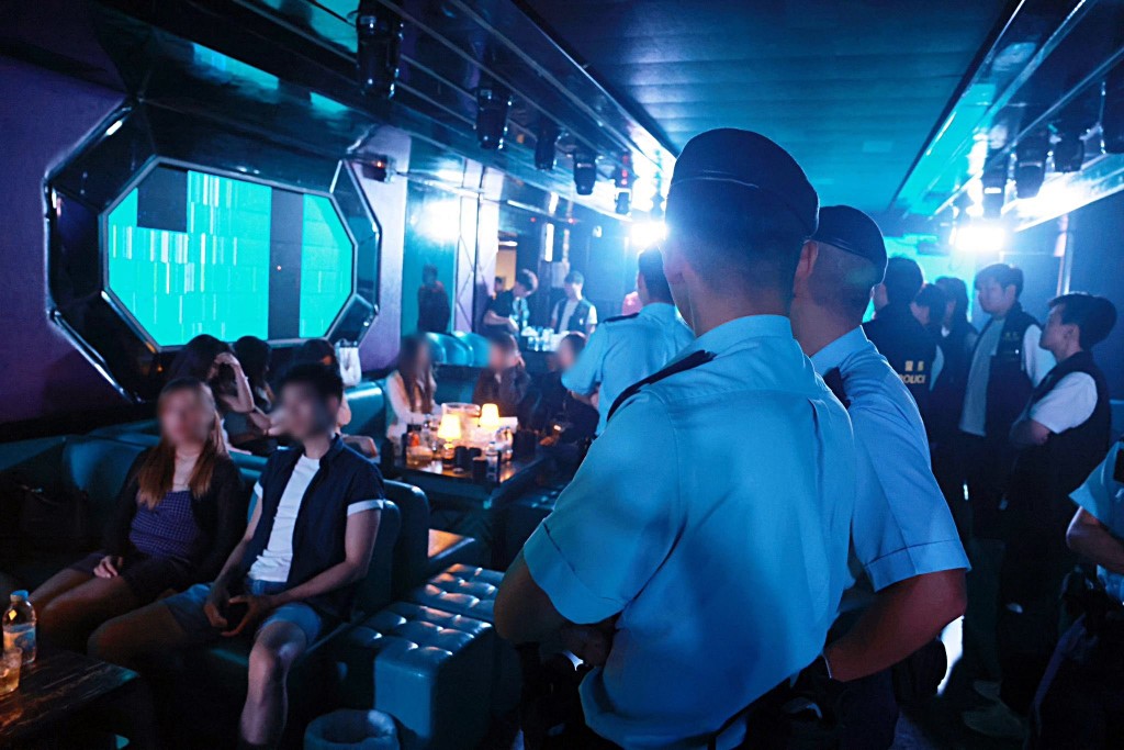警方「天堡」行動打擊黑幫新義安。fb:香港警察 警方「天堡」行動打擊黑幫新義安。fb:香港警察
