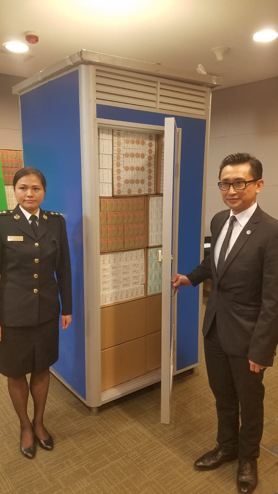 不法份子利用流動廁所掩飾走私香煙。 楊偉亨攝