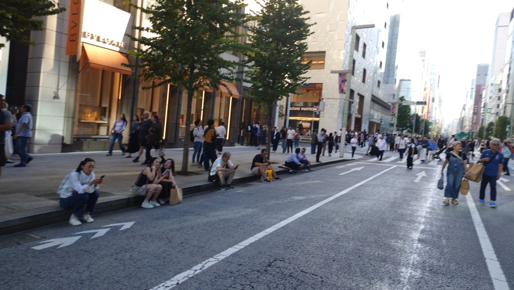 席地族|日本網民不滿遊客在銀座路邊隨地坐下。@migaki13 / X 席地族|日本網民不滿遊客在銀座路邊隨地坐下。@migaki13 / X