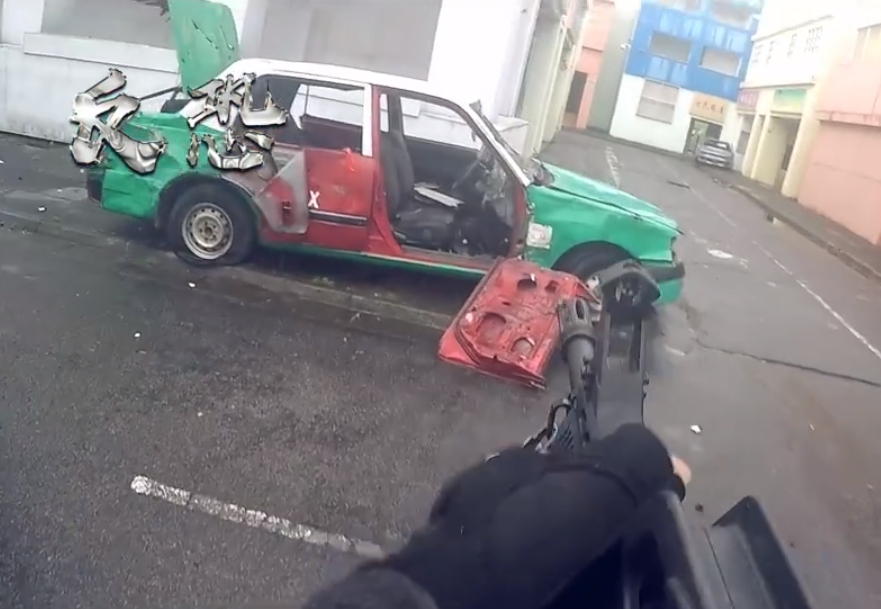 防暴演練的畫面中出現新界的士。微博影片截圖