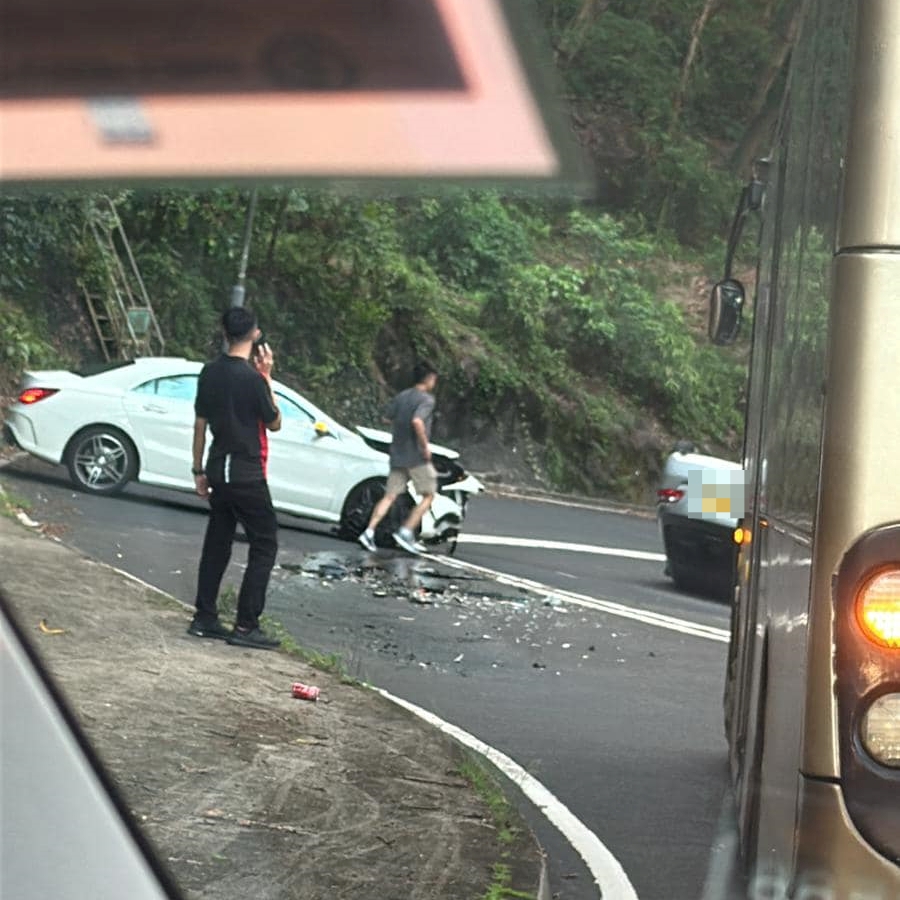 私家車車頭嚴重損毀。馬路的事討論區FB