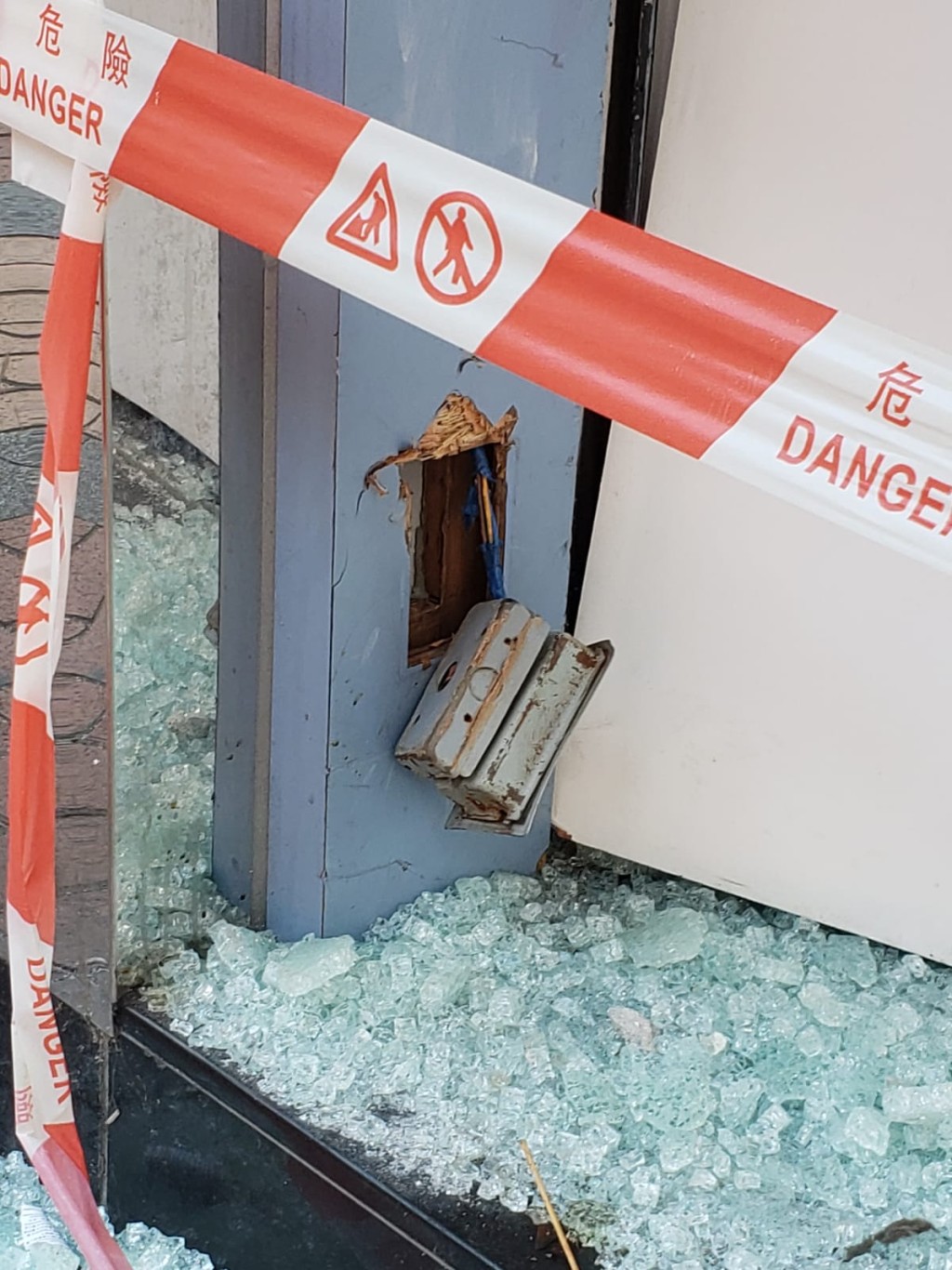 荃灣優品360玻璃櫥窗被人打爛