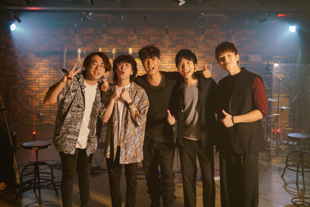 Alan在MINI LIVE即席跟乐队Hey Joe Trio及Michael C一齐Jam歌。