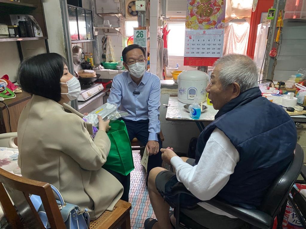 劉業強(中)在屯門民政事務專員馮雅慧(左)陪同下,聯同仁愛堂代表到屯門大興邨探訪長者和派發口罩等抗疫物資。 政府圖片