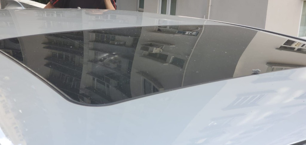 初步估計,共4部私家車車身遭損毀擦花。