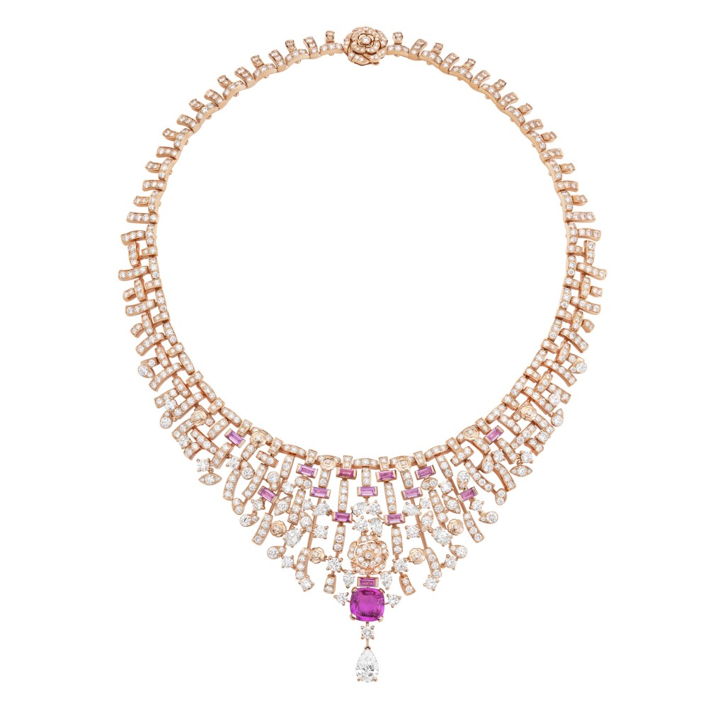 Tweed Pétale粉紅金及白金項鍊，鑲嵌鑽石及粉紅藍寶石。