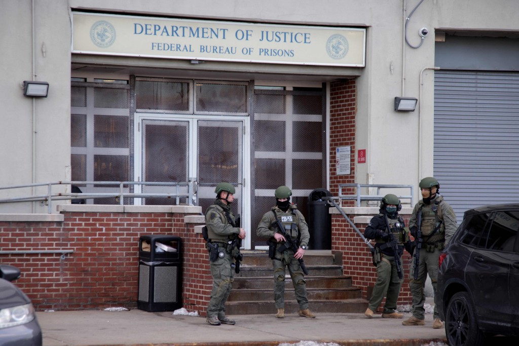 紐約布魯克林大都會拘留中心外有武裝人員駐守。法新社