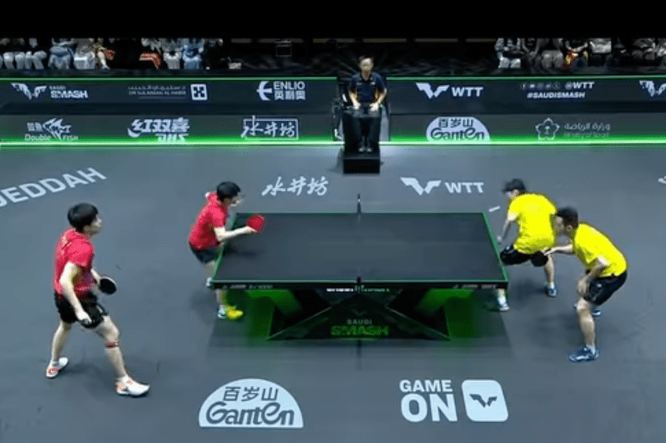 「黄杜配」（黄衫）跟中国组合在决赛中。直播截图
