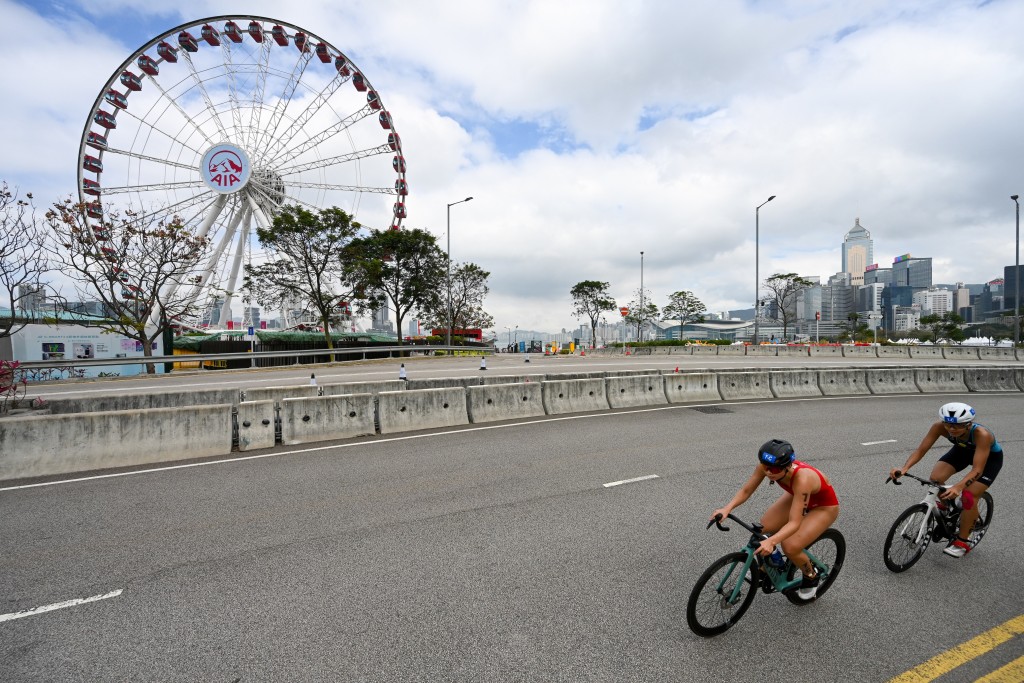 運動員正進行混合接力賽自行車項目。