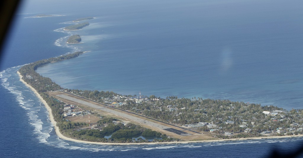 吐瓦魯由9座島嶼組成，總面積只有26平方公里，人口只有12,000人左右，是全球面積第4小的國家(僅高於梵蒂岡、摩納哥和諾魯。 AP 