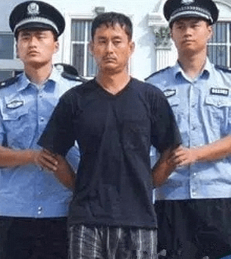 瀋陽版「賊王」張顯光,持槍掟炸彈打劫銀行,身背8條人命。 瀋陽版「賊王」張顯光,持槍掟炸彈打劫銀行,身背8條人命。
