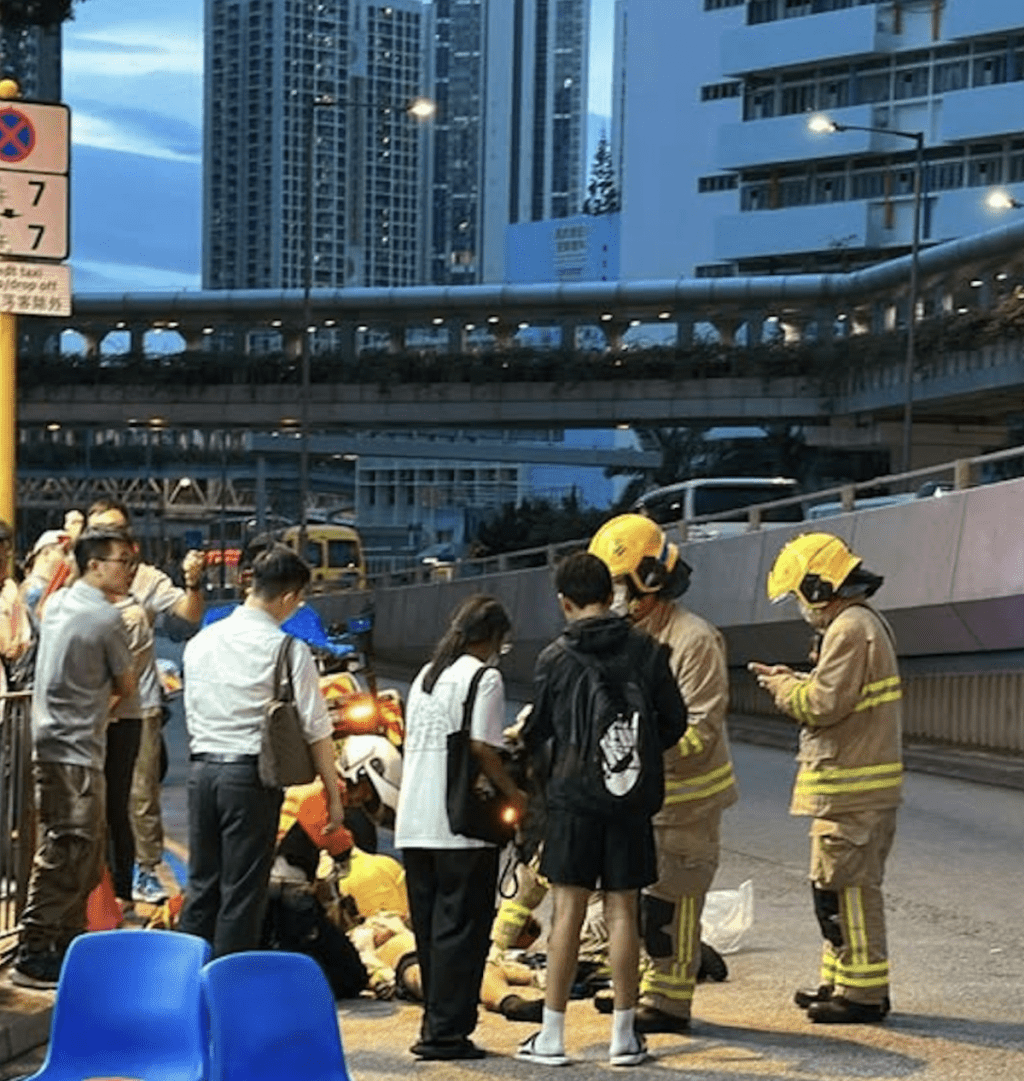 從網上圖片見到,男童倒臥在馬路上,多名救護員現場為他檢查傷勢。Facebook 車cam L群組 從網上圖片見到,男童倒臥在馬路上,多名救護員現場為他檢查傷勢。Facebook 車cam L群組