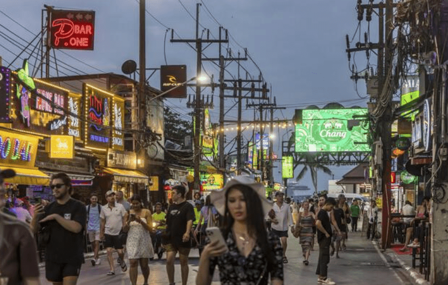 布吉是泰国其中一个旅游热景，每年游客众多。Alamy