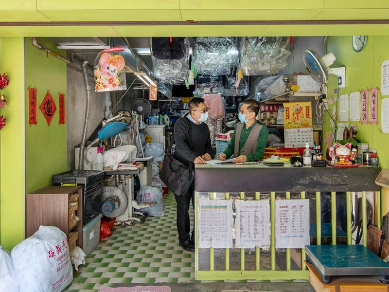 一間洗衣店的負責人形容，港燈最新推出的紓緩措施是「及時雨」。