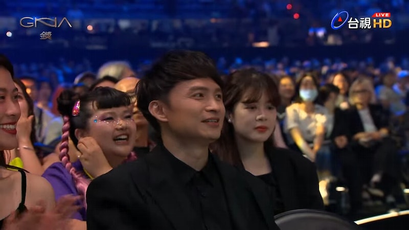 陈建玮被收回奖座后，上前恭喜真正的得奖者，并面露笑容，笑说：「我变颁奖人了，谢谢大家。」