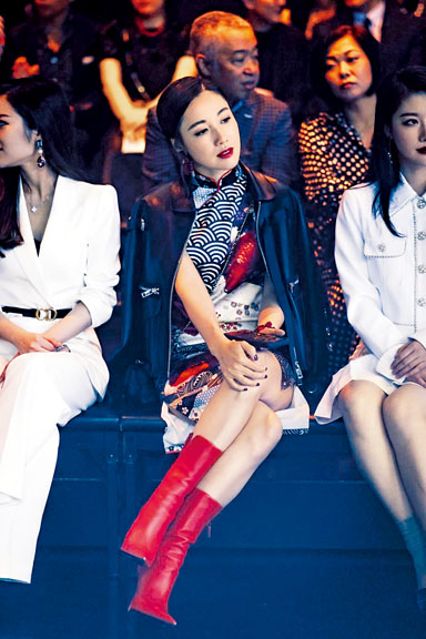 李施嬅旗袍加紅唇，以CoCo姐造型亮相時裝周。