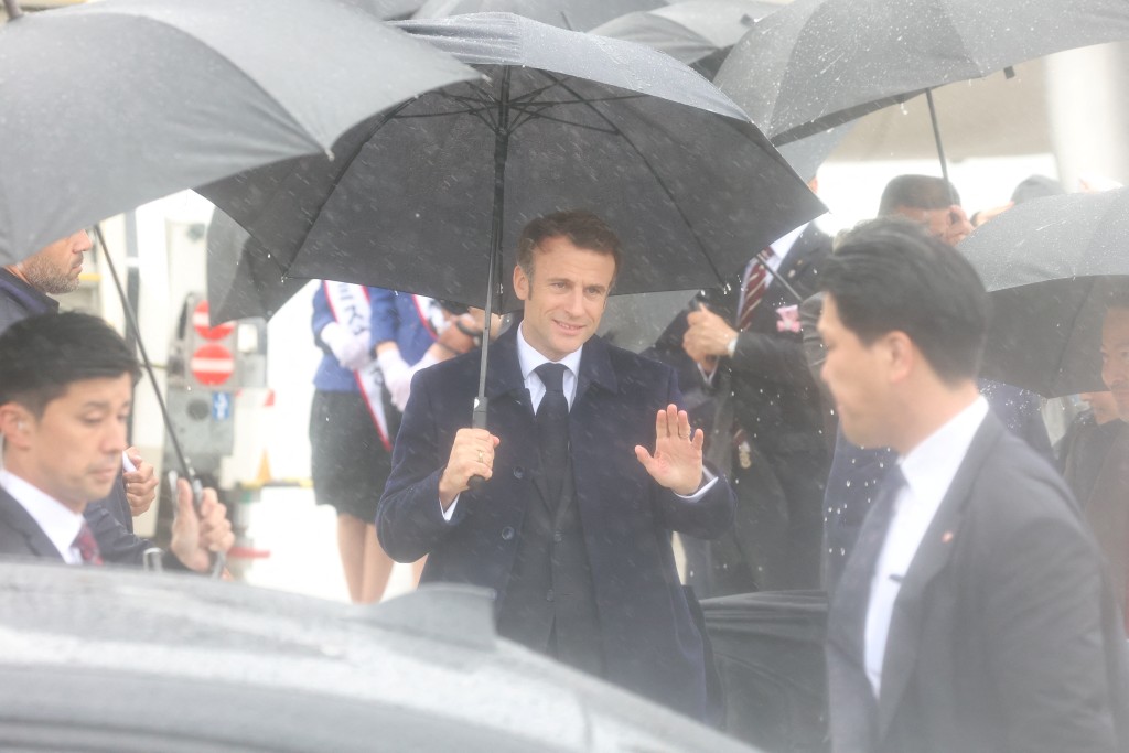 法国总统马克龙抵达广岛机场，出席在日本广岛县三原市举行的七国集团领导人峰会。reuters